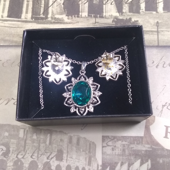 Vintage Costume Emerald Halo Silver Pendant Necklace & Earrings - Picture 4 of 5